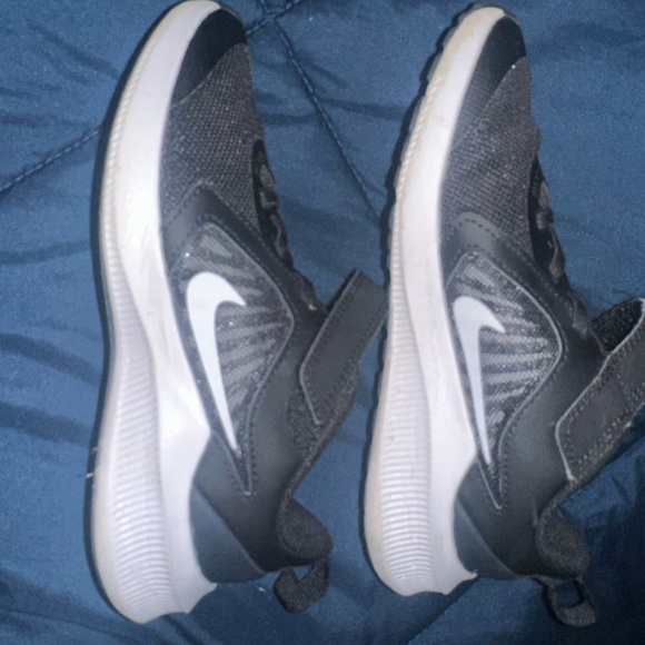 Kids Black & White Nike Downshifter - EXCELLENT condition. Size 1 - Picture 2 of 3